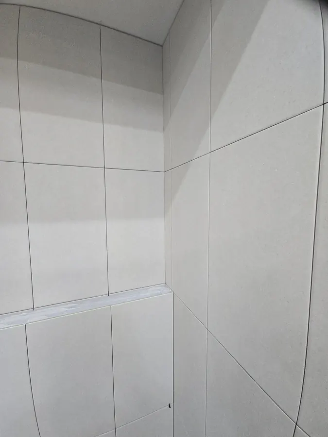 욕실 벽타일 시공 마친 코너 부분