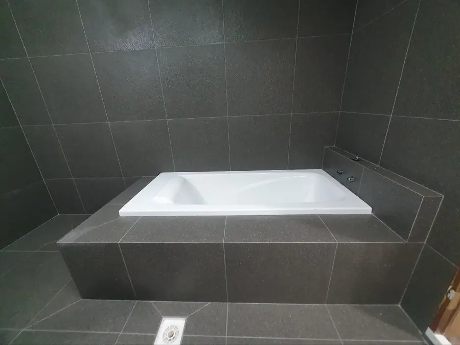 판교 욕실 리모델링 다크 톤 욕조 전체 시공
